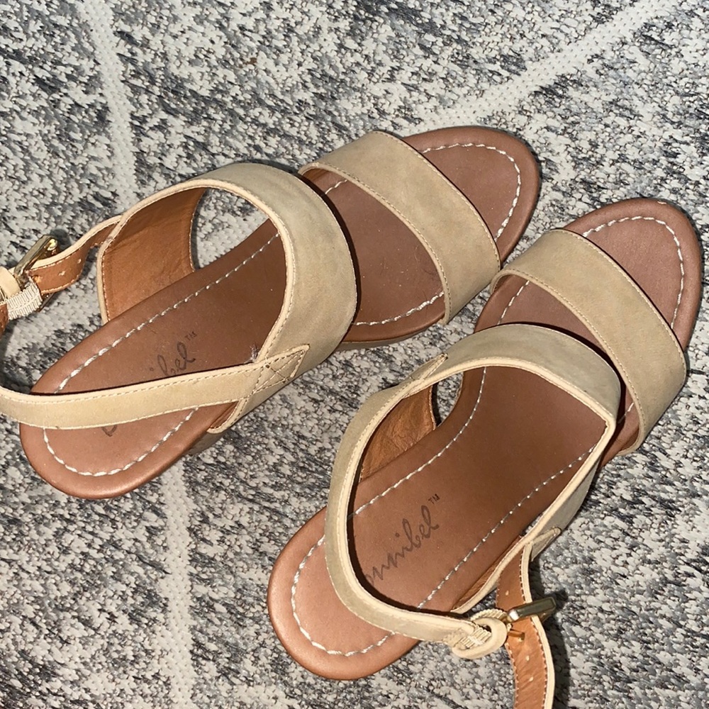 Tan wedges!